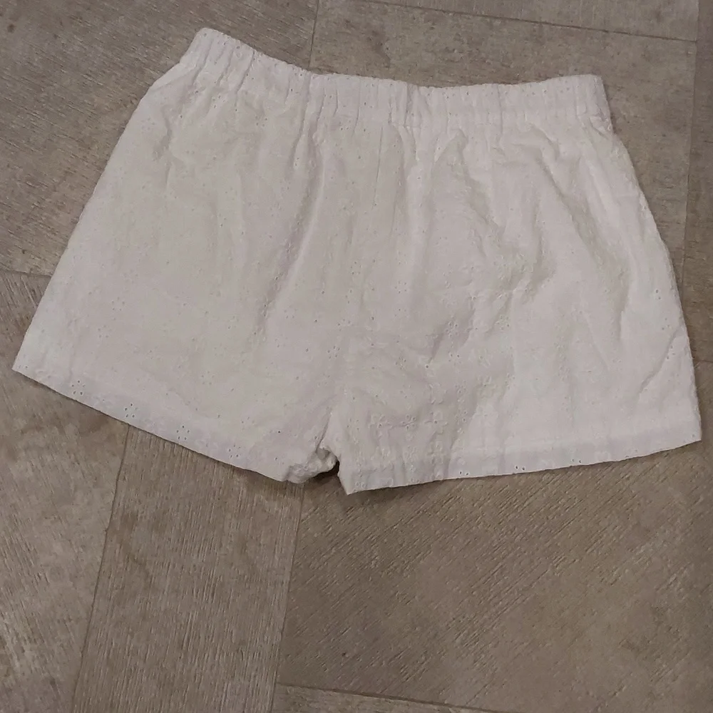 Altar'd State White Cotton Eyelet Pleated Womens Shorts Size L - Picture 8 of 10